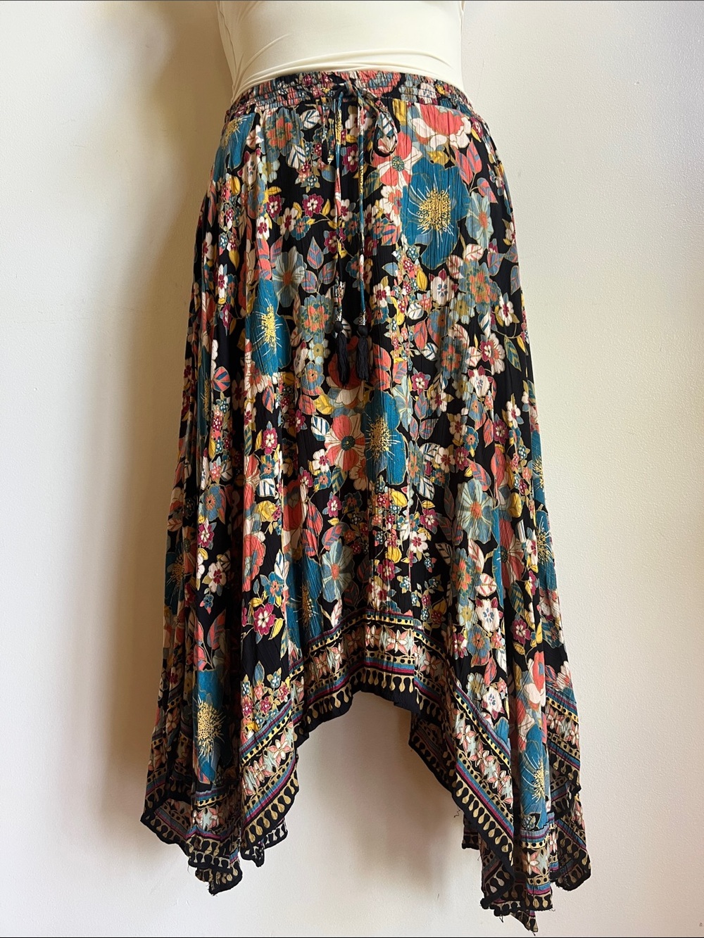Nostalgia boho Floral Handkerchief Hem Skirt — Black Coral Floral Print